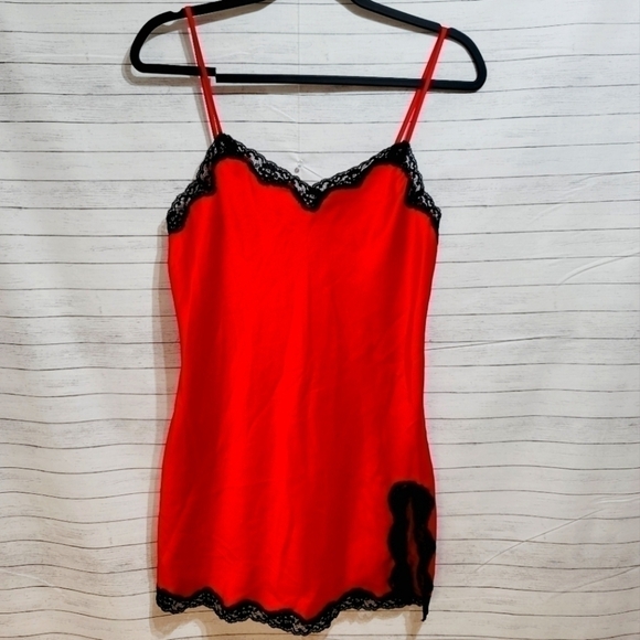 VS RED & BLACK LACE SLIP, SZ SMALL, GENTLY PRE OWNED, PERFECT FOR VALENTINES DAY - Picture 1 of 6